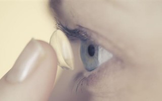 隐形眼怎么取出来，隐形眼怎么取出来图片