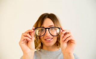 怎么用手指摘隐形眼镜，怎么用手指摘隐形眼镜视频